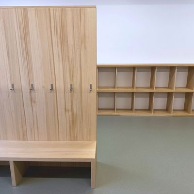 Umbau Kindergarten Aegelmatt, Pratteln mit Tannenfurnier Kindergartengarderobe Tannenfurnier