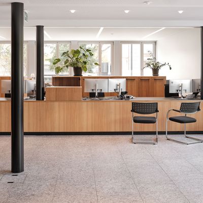 Durchgängiges Eichen Furnier Gemeindehaus Muri Empfangsbereich mit hochwertigem Eiche Furnier aus Furnier Express Fixmasse von Roser AG