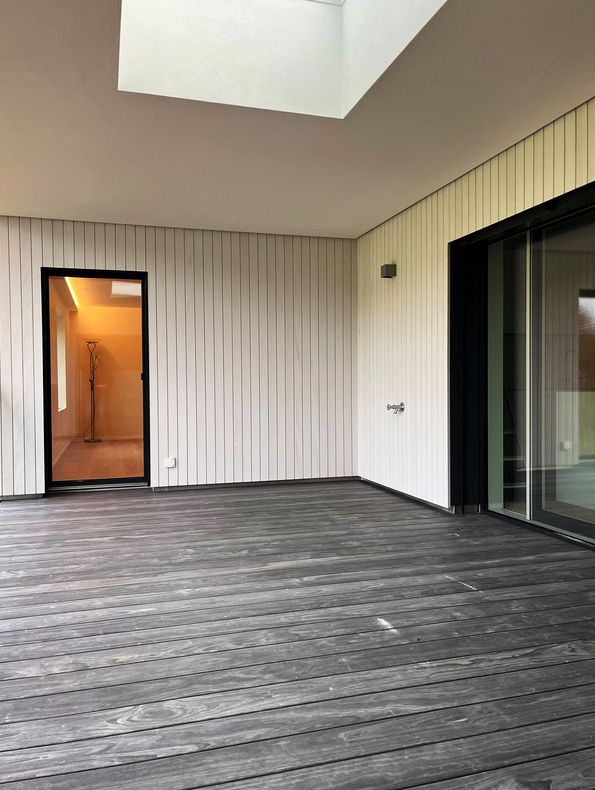 Hochwertige Accoya grey® Terrasse in Gelterkinden: Langlebig, formstabil und barfußfreundlich. Erleben Sie die perfekte Lösung für Ihren Aussenbereich mit modernem Design