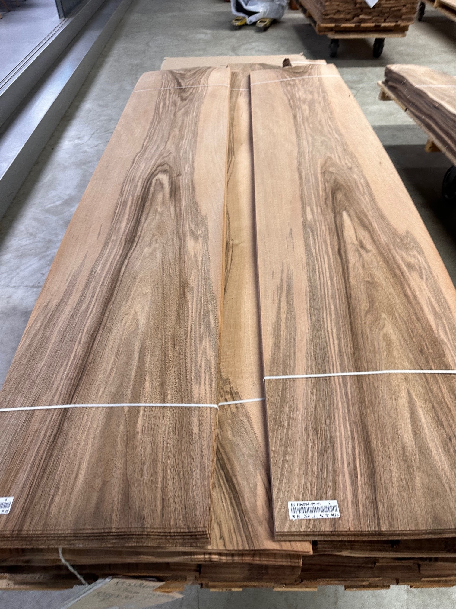 Veneer dealer Switzerland for walnut veneer