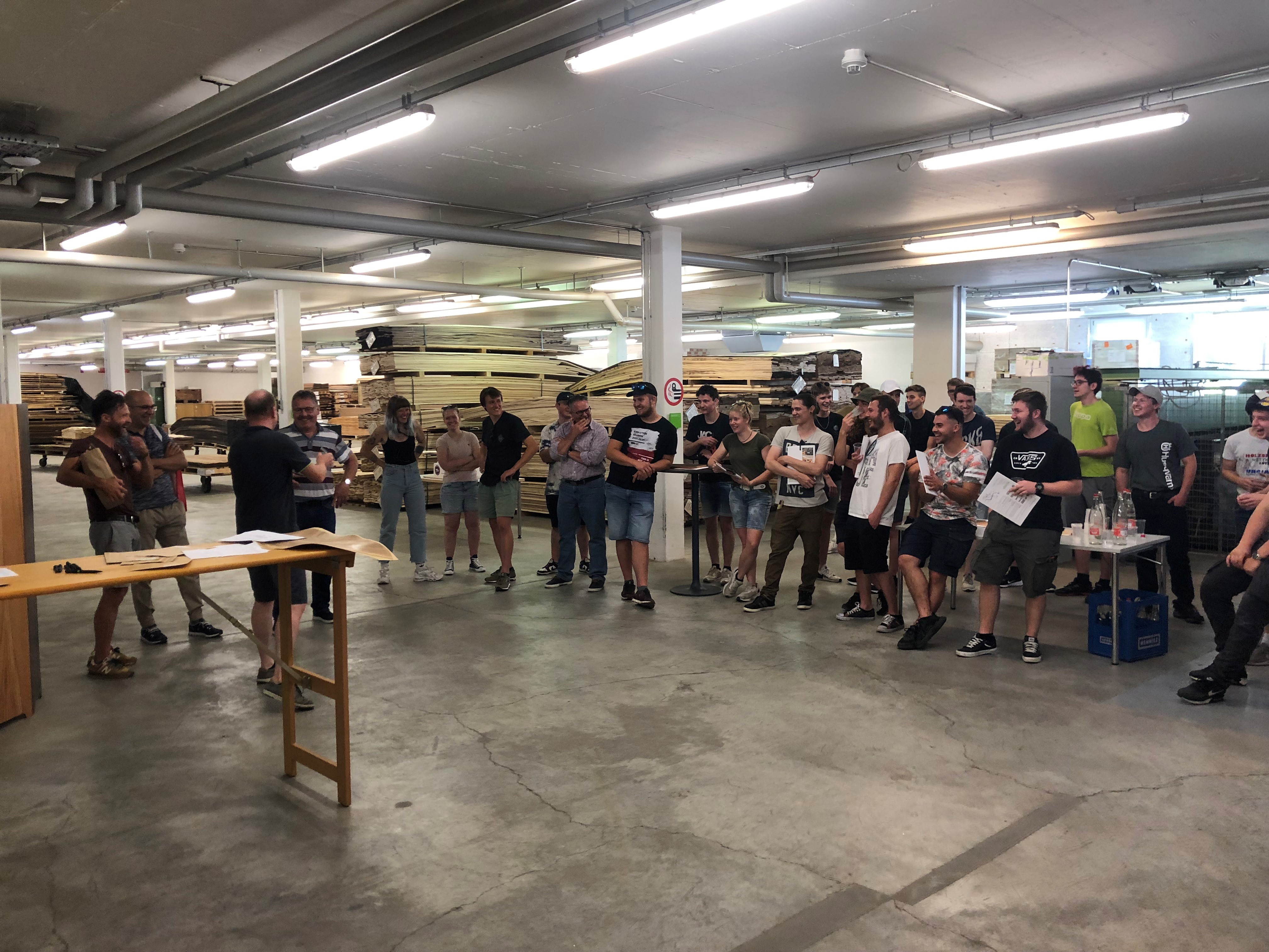 Young carpenters from the BZ / Emme graduating class visit ROSER Presentation of parquet, doors, wood materials, cutting and FURNIER