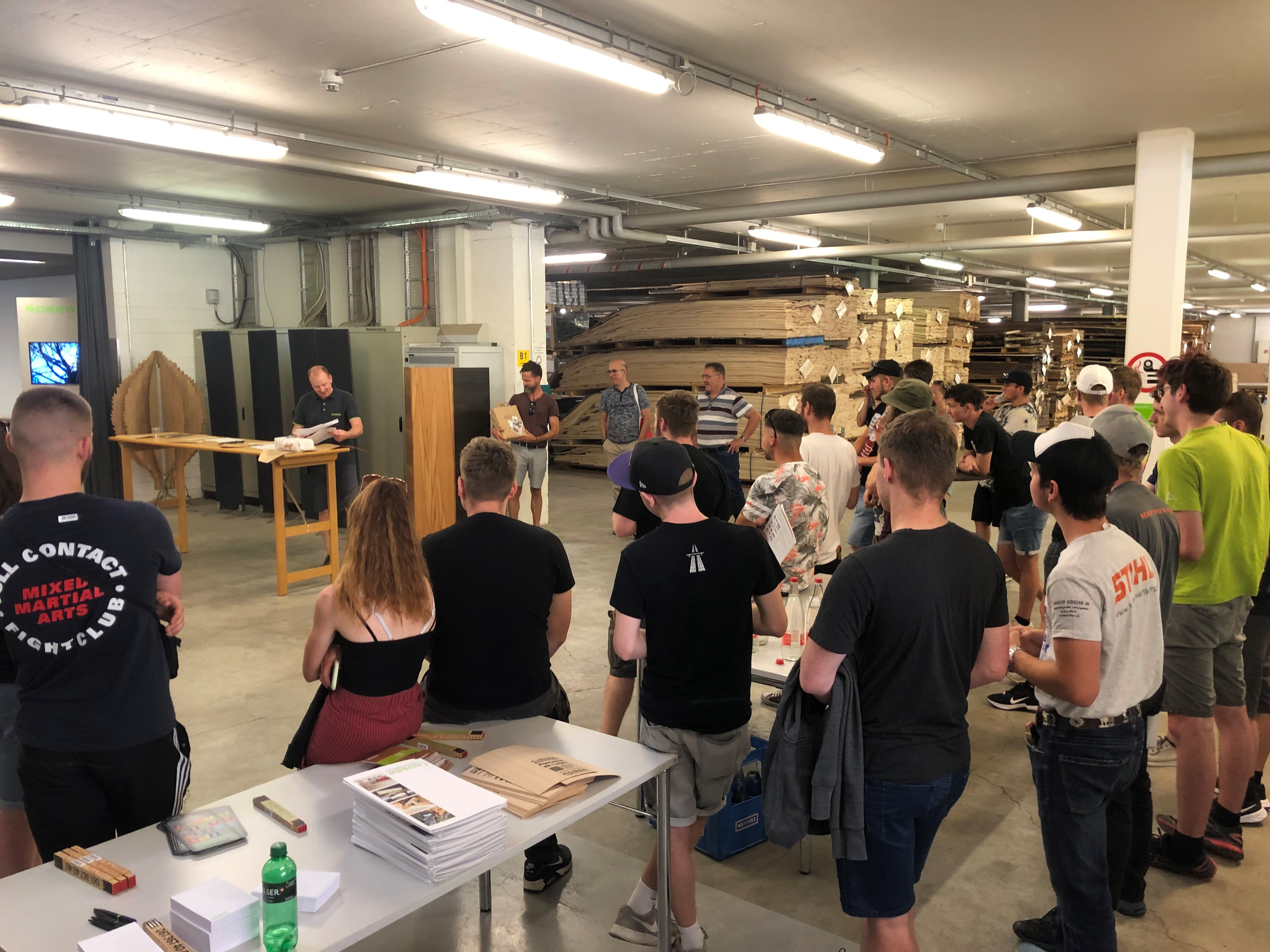Young carpenters from the BZ / Emme graduating class visit ROSER Presentation of parquet, doors, wood materials, cutting and FURNIER