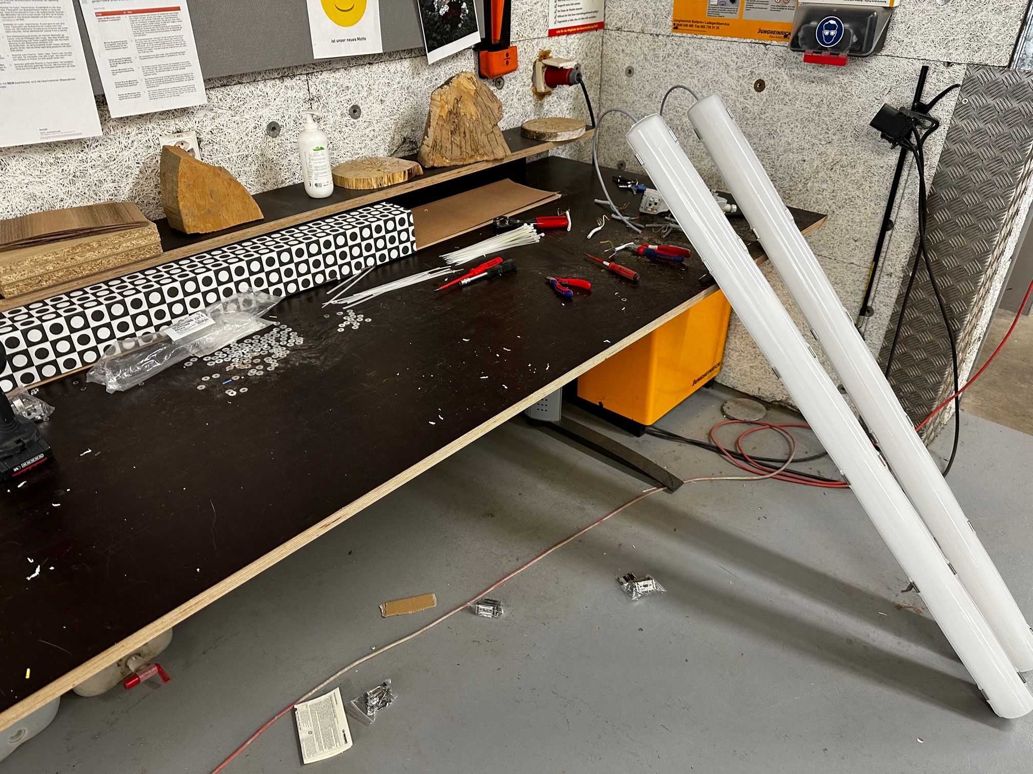 Save electricity with LED lamps Insert LED lamps