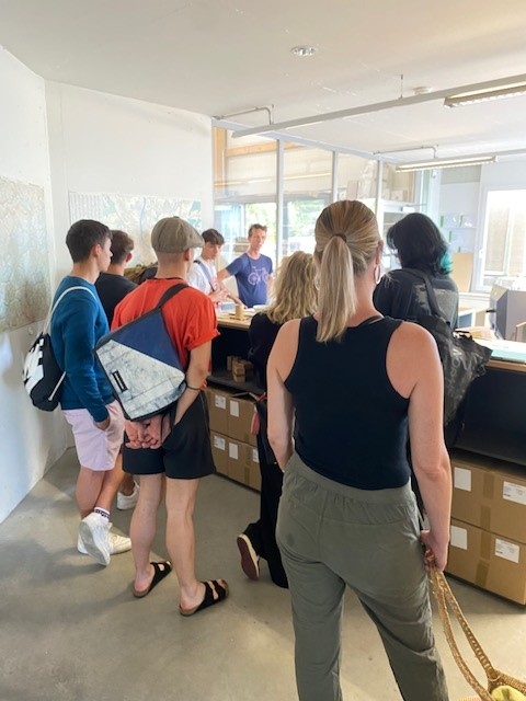 Young carpenter at Roser AG Young carpenters visit ROSER AG