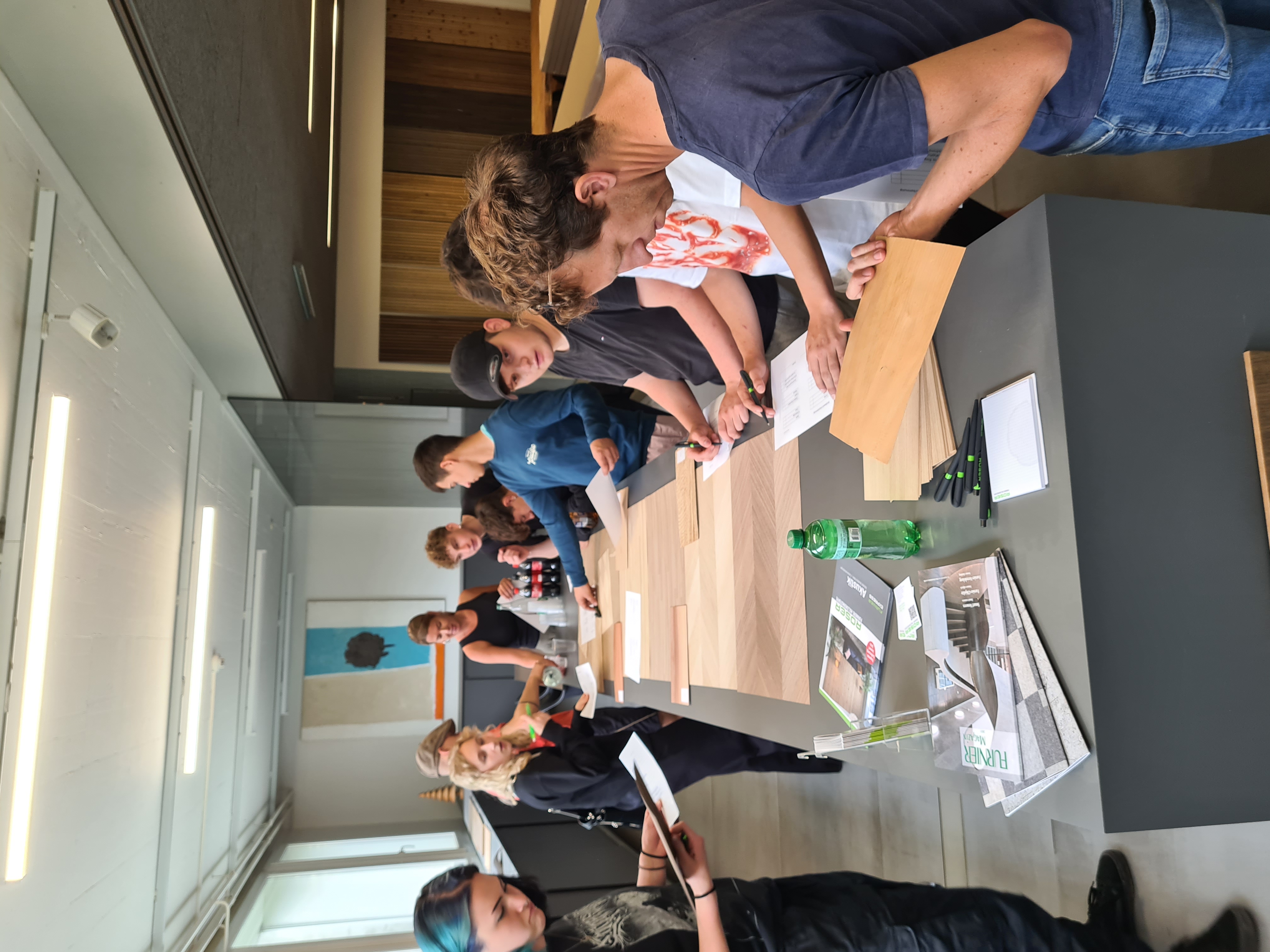 Young carpenter at Roser AG Young carpenters visit ROSER AG