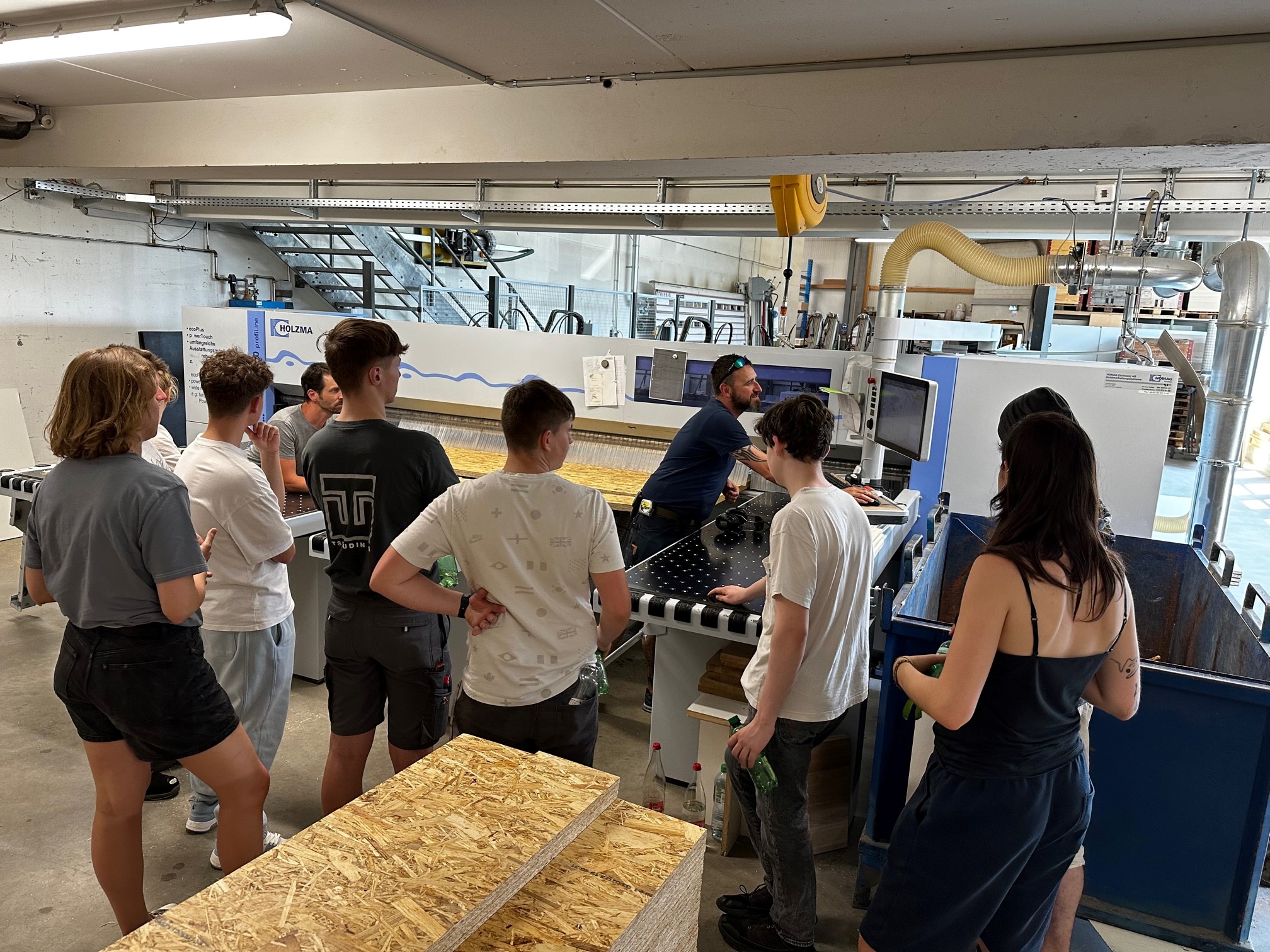 Young carpenter at Roser AG Young carpenters visit ROSER AG