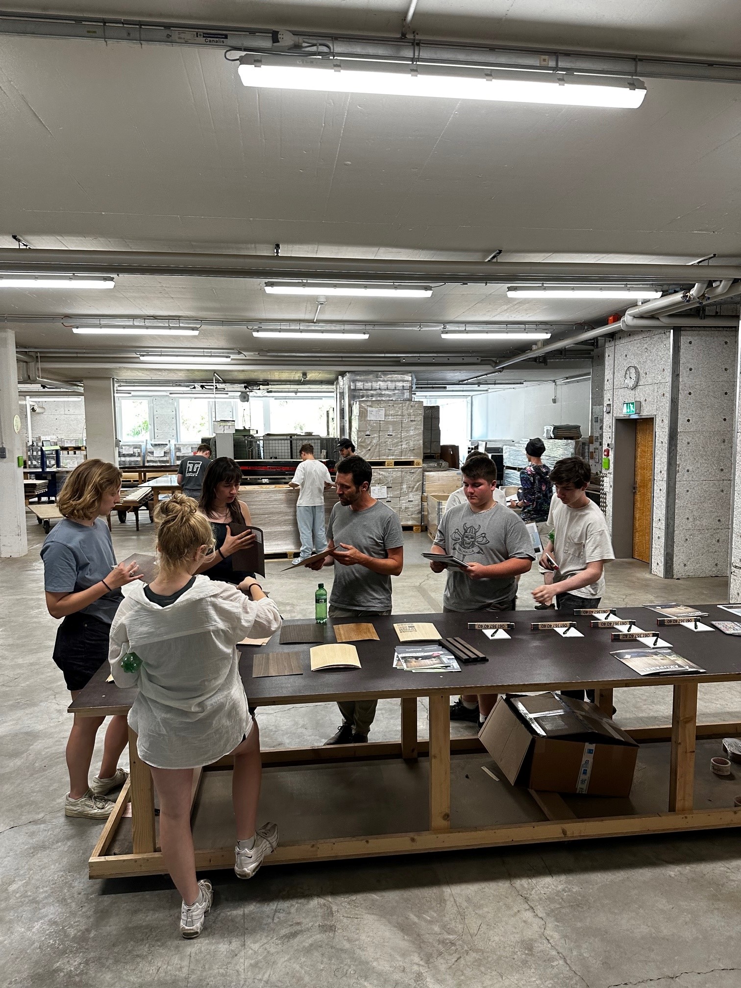 Young carpenter at Roser AG Young carpenters visit ROSER AG