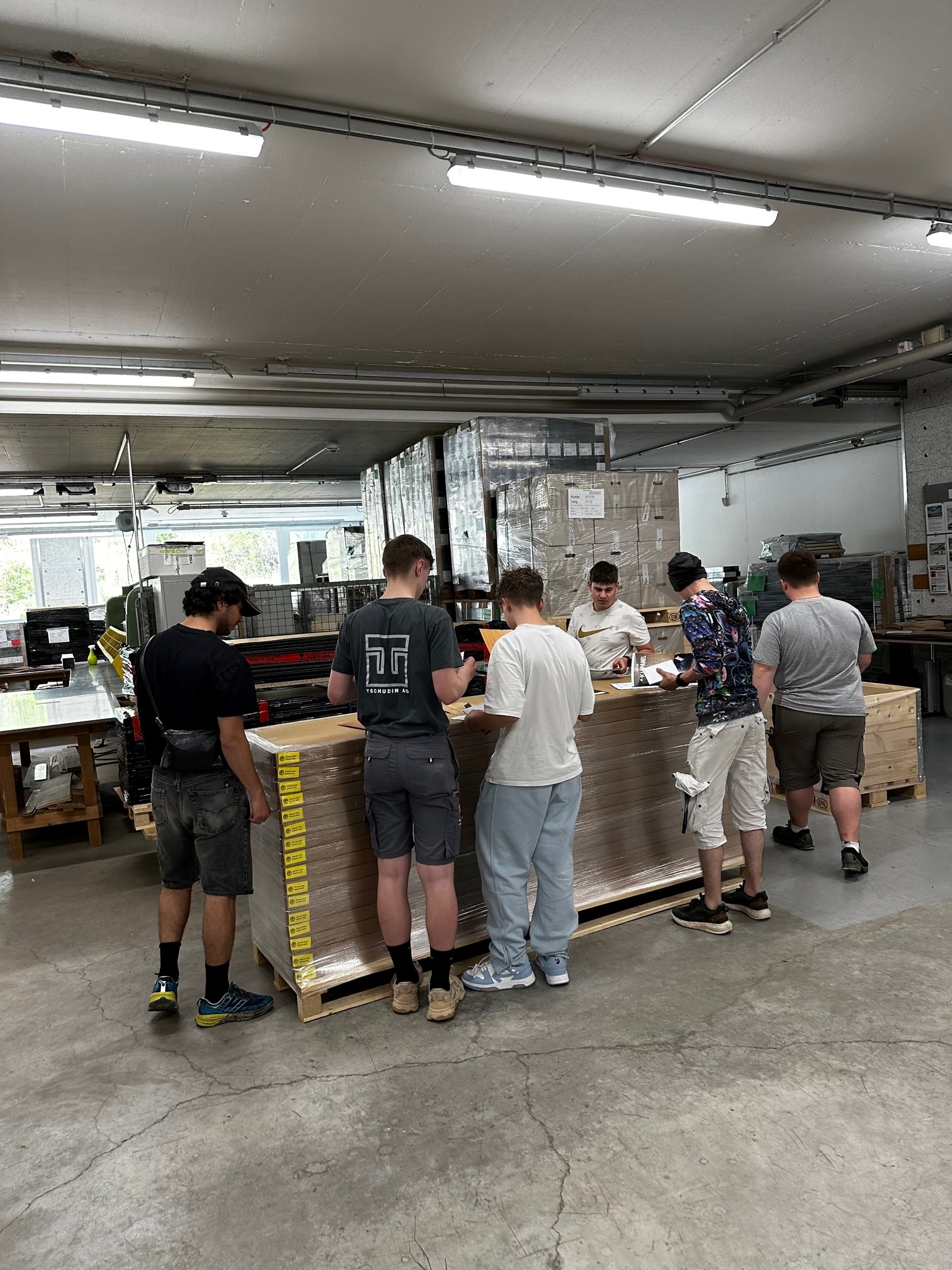 Young carpenter at Roser AG Young carpenters visit ROSER AG