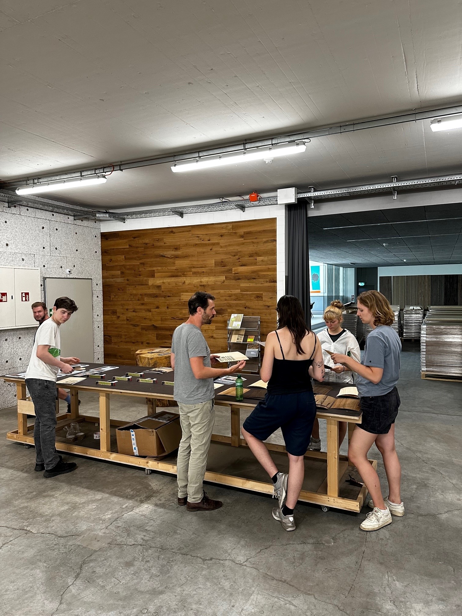 Young carpenter at Roser AG Young carpenters visit ROSER AG