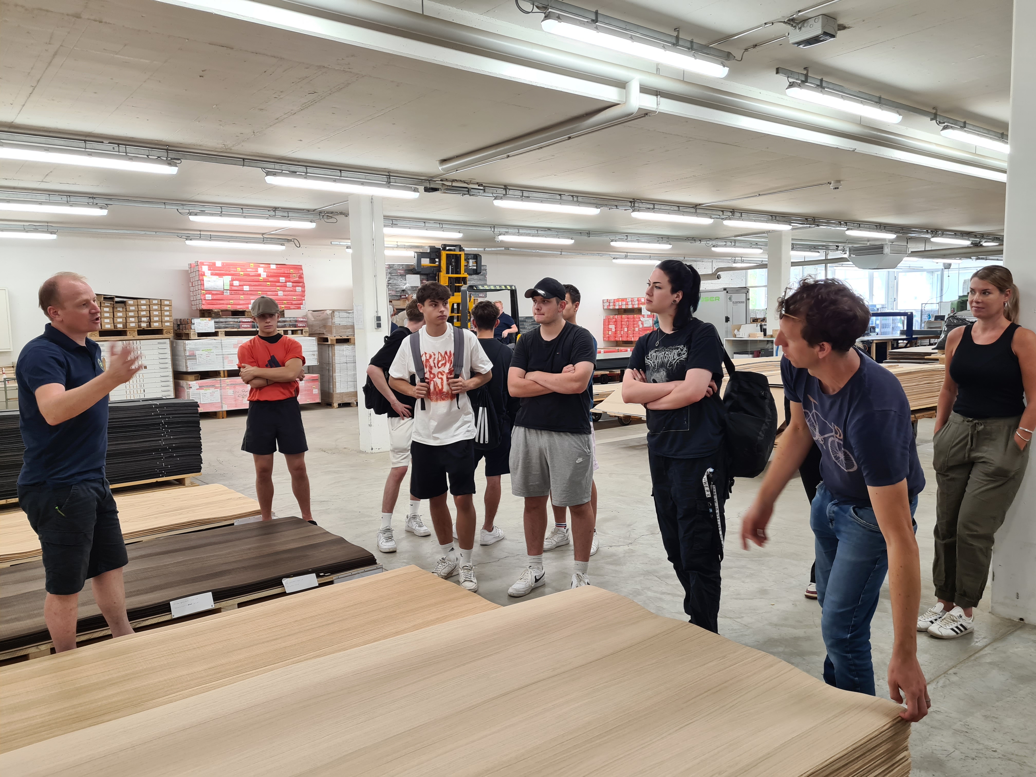 Young carpenter at Roser AG Young carpenters visit ROSER AG