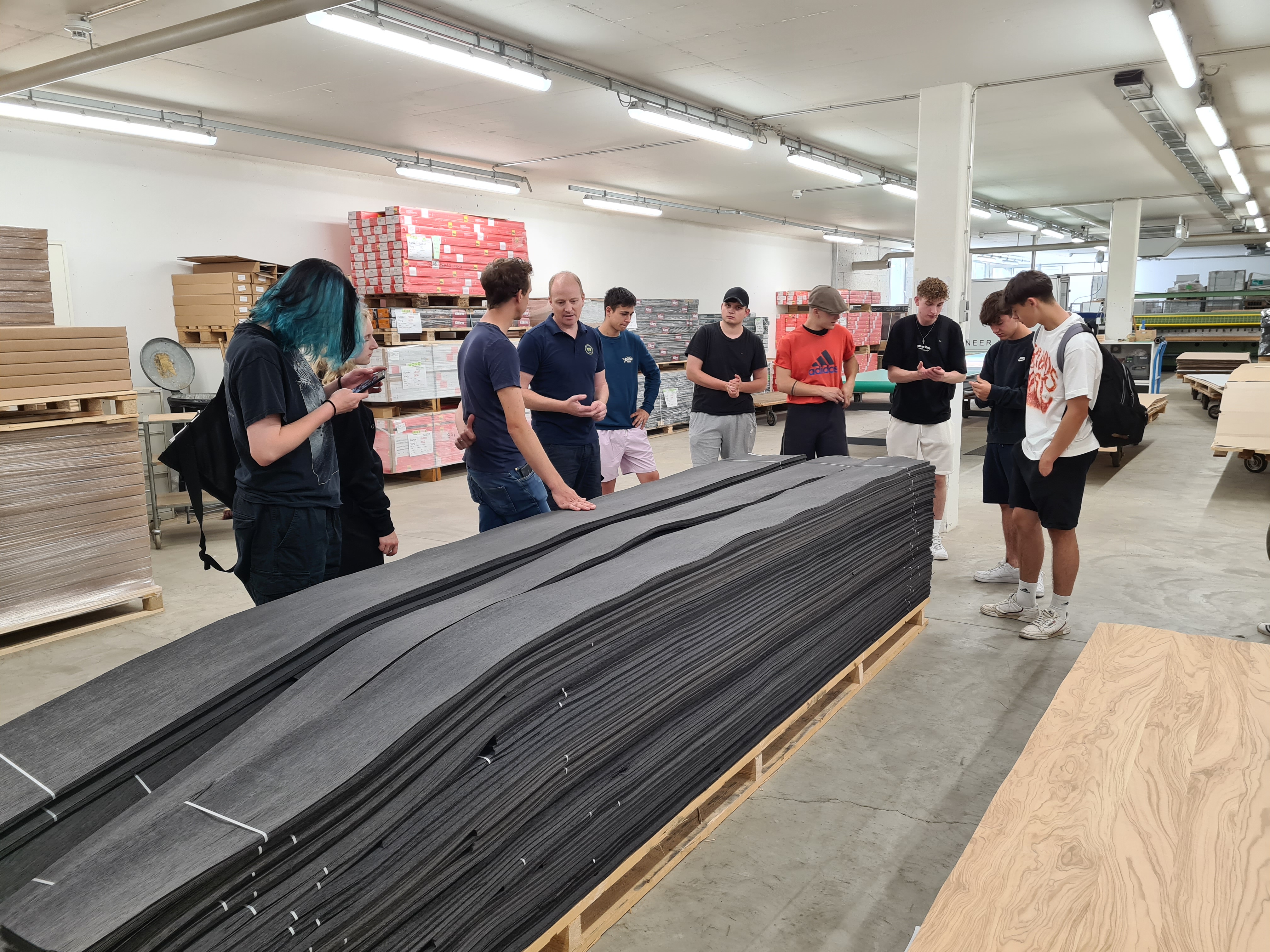 Young carpenter at Roser AG Young carpenters visit ROSER AG