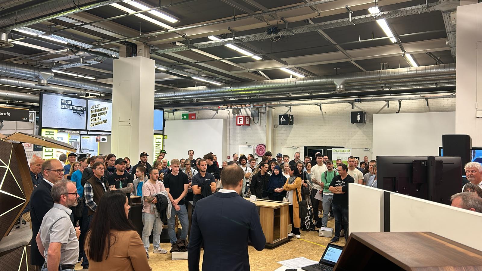 Roser Apéro at the VSSM stand at the Basel Job Fair Apero Sponsoring Schreiner